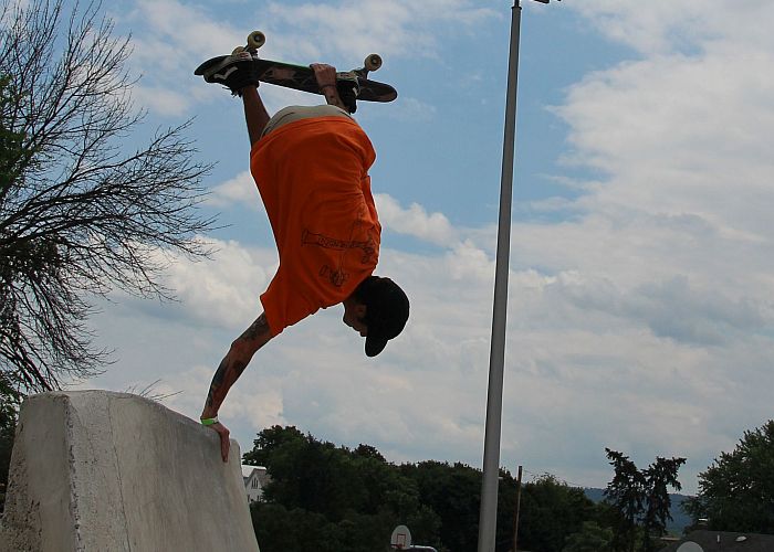 invert-handplant-skateboarding-skatepark-2